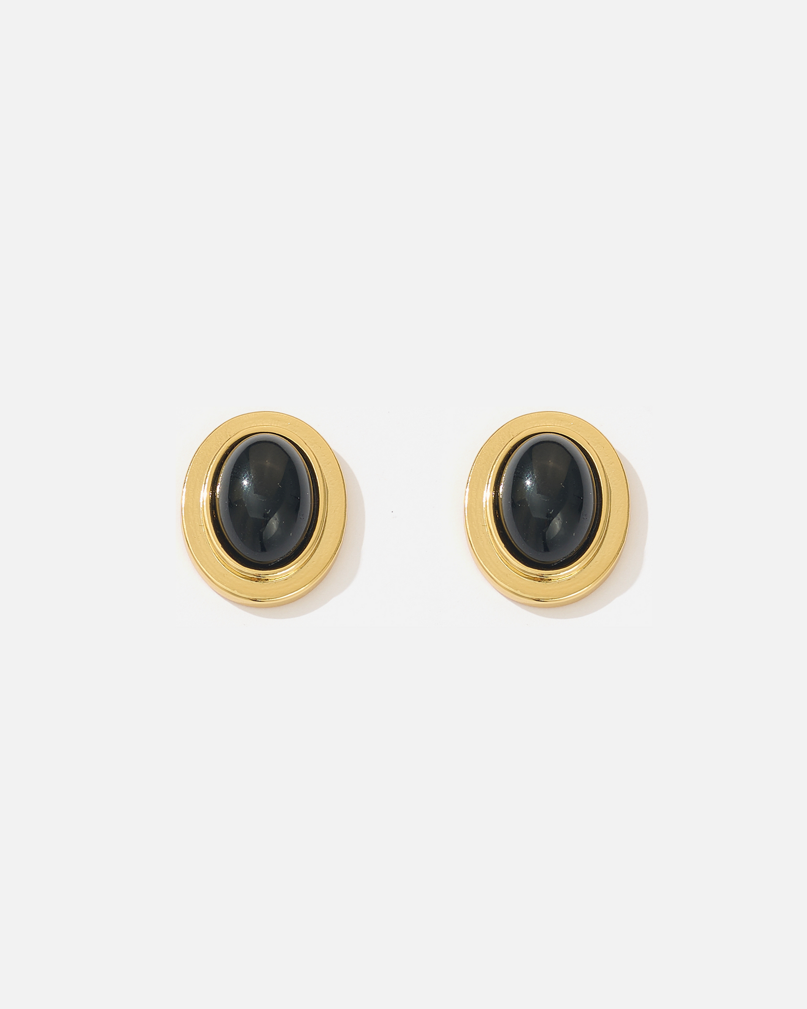 ALEXA Black Agate Stud Earrings in round gold setting – timeless and classic vintage design

